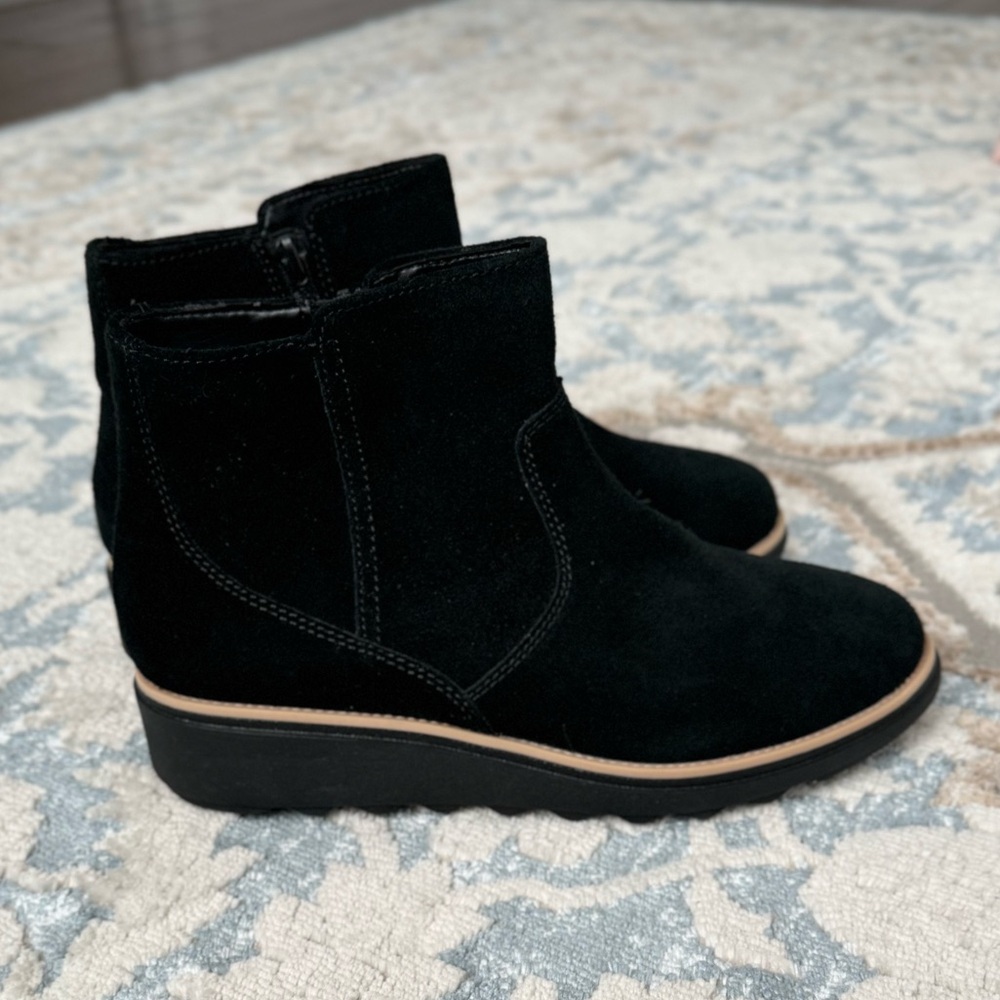 NWOB Clarks size 8 suede ankle boot with a zipper closure and cushioned insole